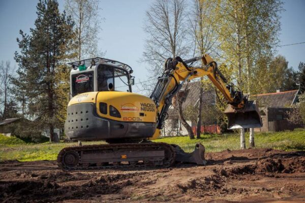 Ekskavators ar garo strēli