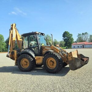 Universālais ekskavators - riteņu traktors CASE