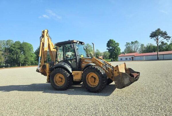 Universālais ekskavators - riteņu traktors CASE